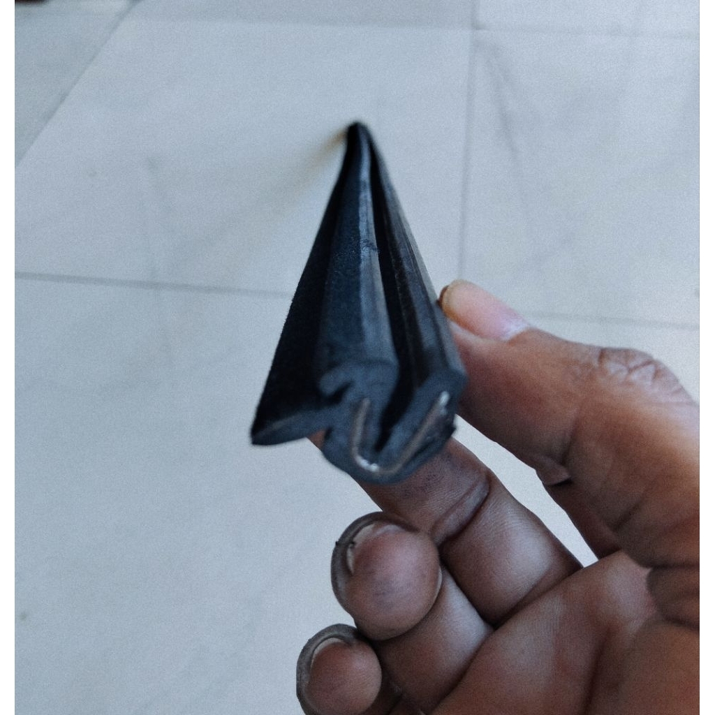 Karet Lis Kaca Depan Samping/Pilipit kaca Pintu luar Isuzu Panther Kotak/Kapsul