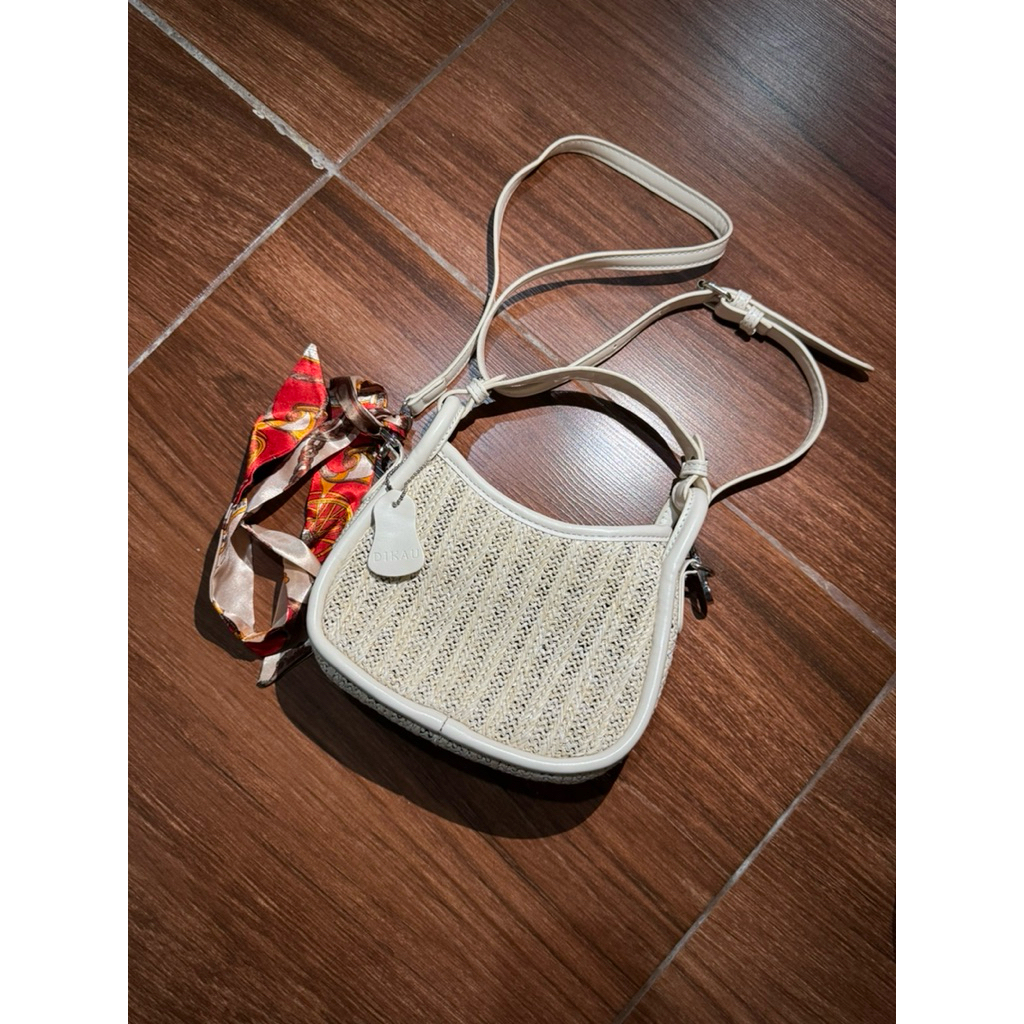 Preloved Tas Selempang Dikau