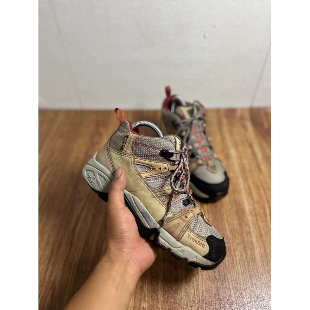 Sepatu gunung second treksta