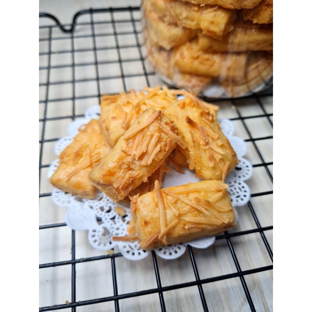 

Kastengel Full Keju home made by. Mam's Haura 600ml/kue kering/kue lebaran/camilan