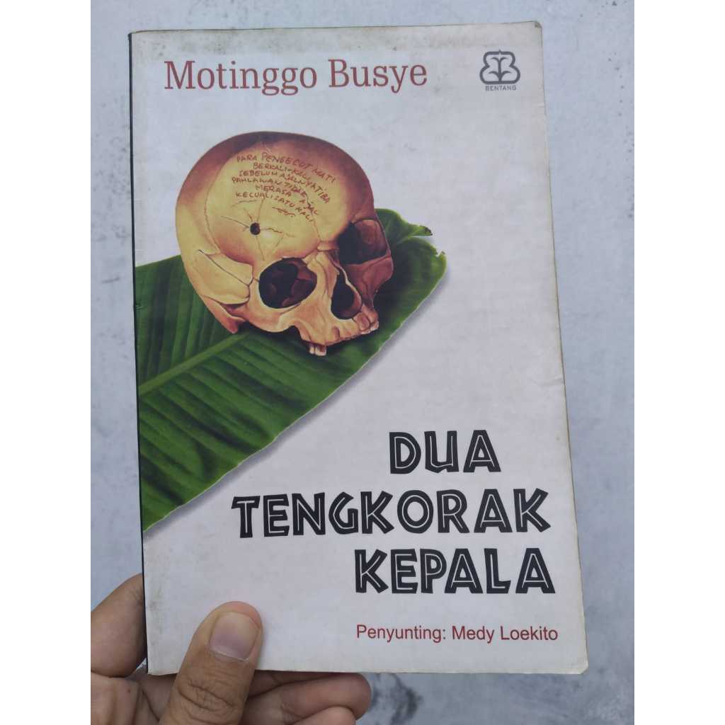 Buku Dua Tengkorak Kepala Penulis: Motinggo Busye