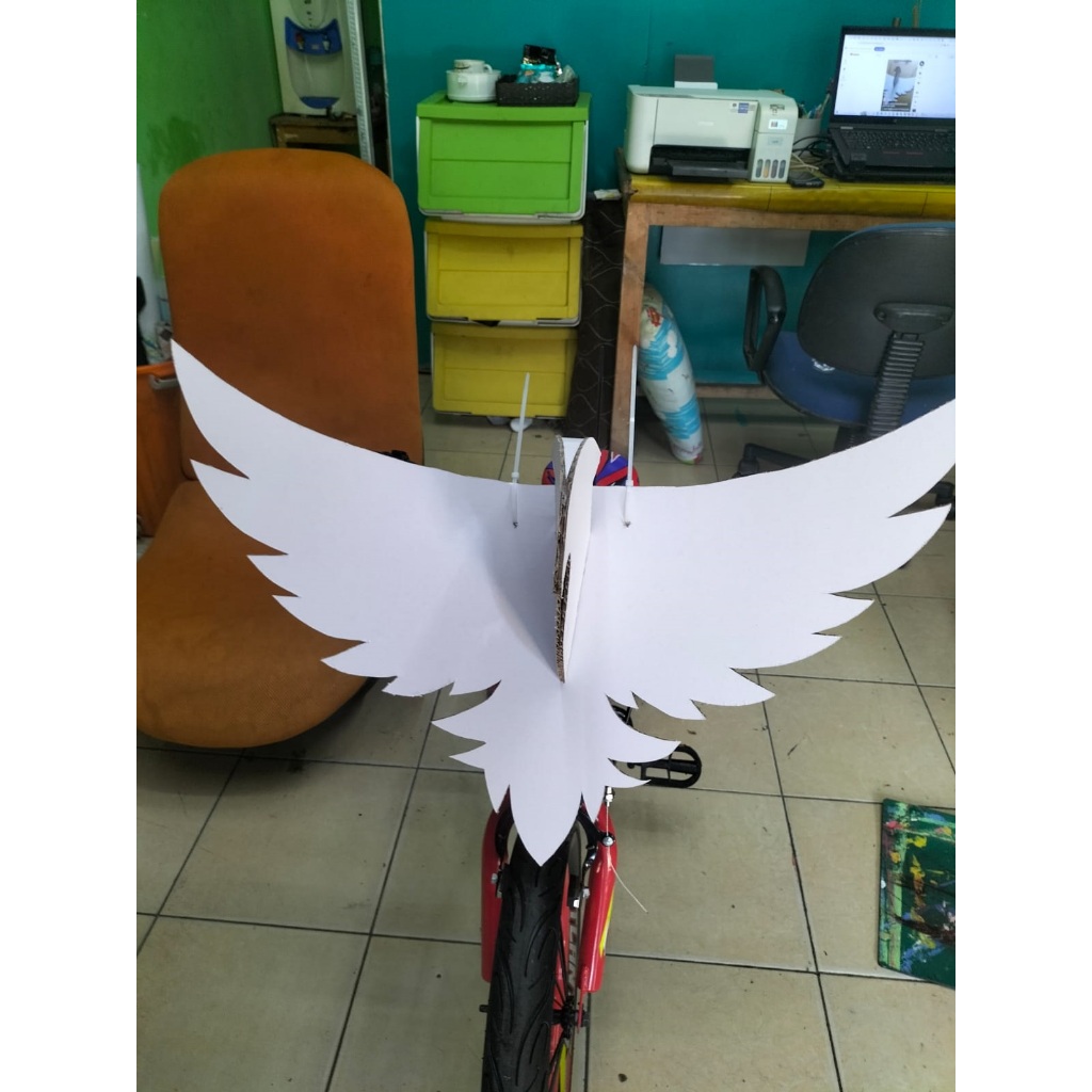 Hiasan sepeda bentuk Burung Garuda Putih, kreasi DIY dari kardus untuk pawai sepeda anak