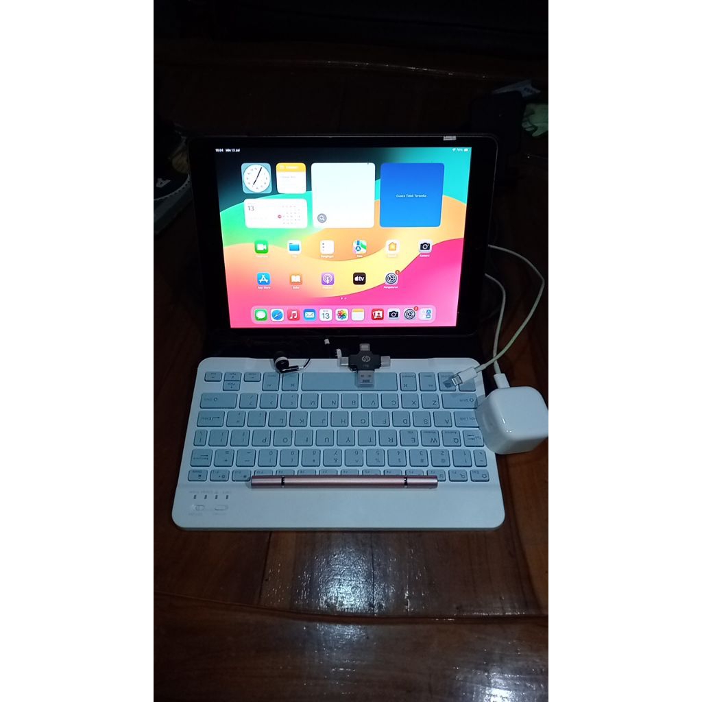 iPad Laptop Apple Macbook Superslim dan Ipad 8 Termurah