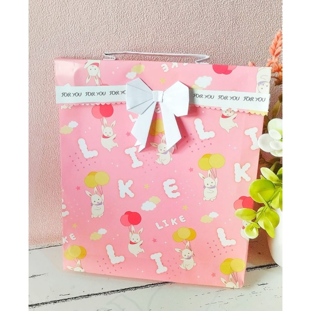 

Bungkus kado instan model tas hiasan pita ukuran sedang