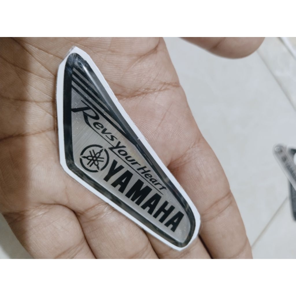 Emblem Timbul cover Batok Mio Sporty Mio Smile