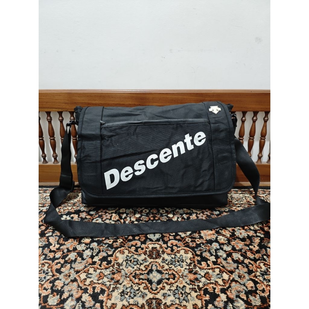 Tas selempang Descente warna hitam