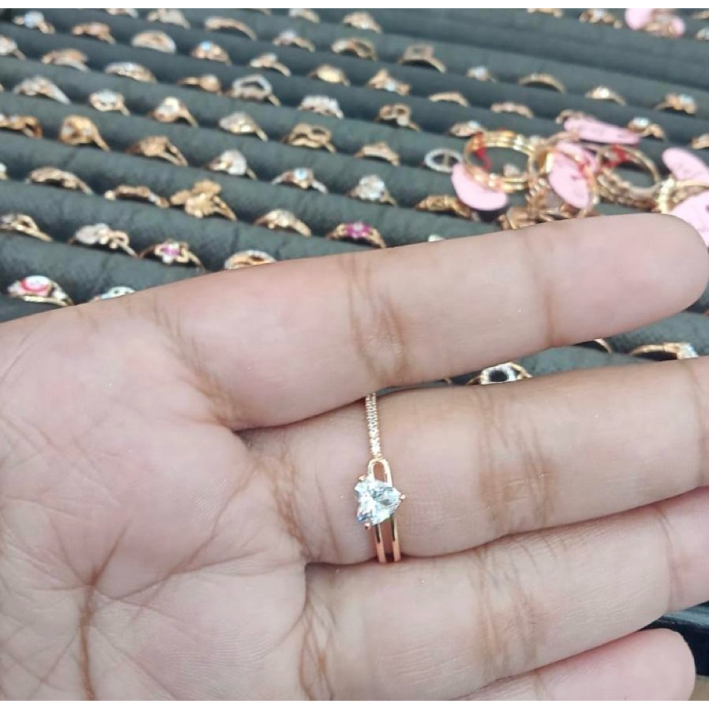 Cincin emas sekitar 1.3 gram