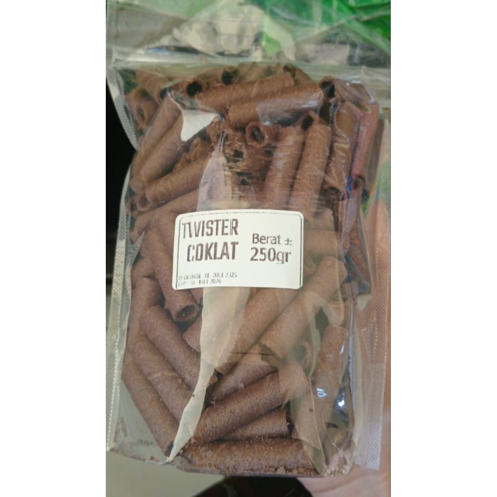 

Cemilan Kering Twister rasa Coklat