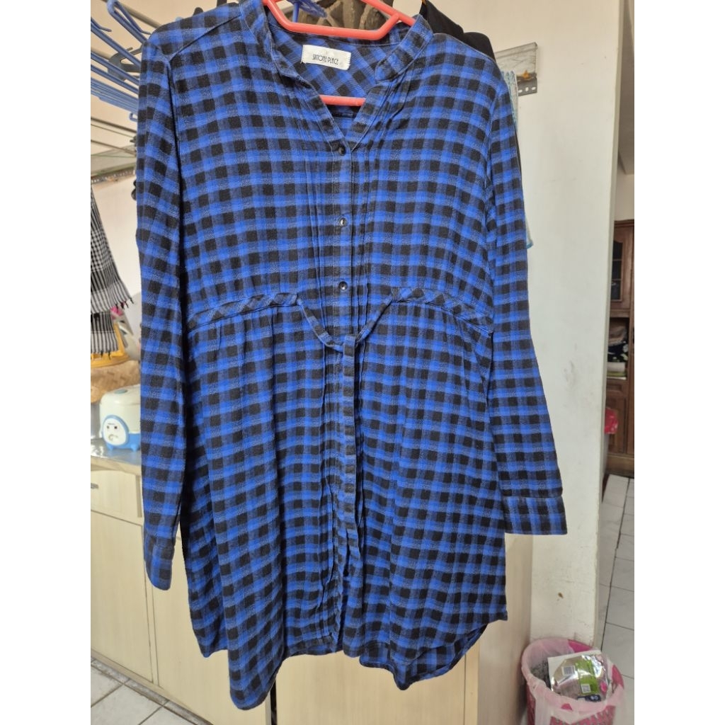 PRELOVED BAJU l Baju Wanita Kemeja V Neck Kotak Kotak Biru Hitam Bahan Flannel Merk Sixtone Place Be
