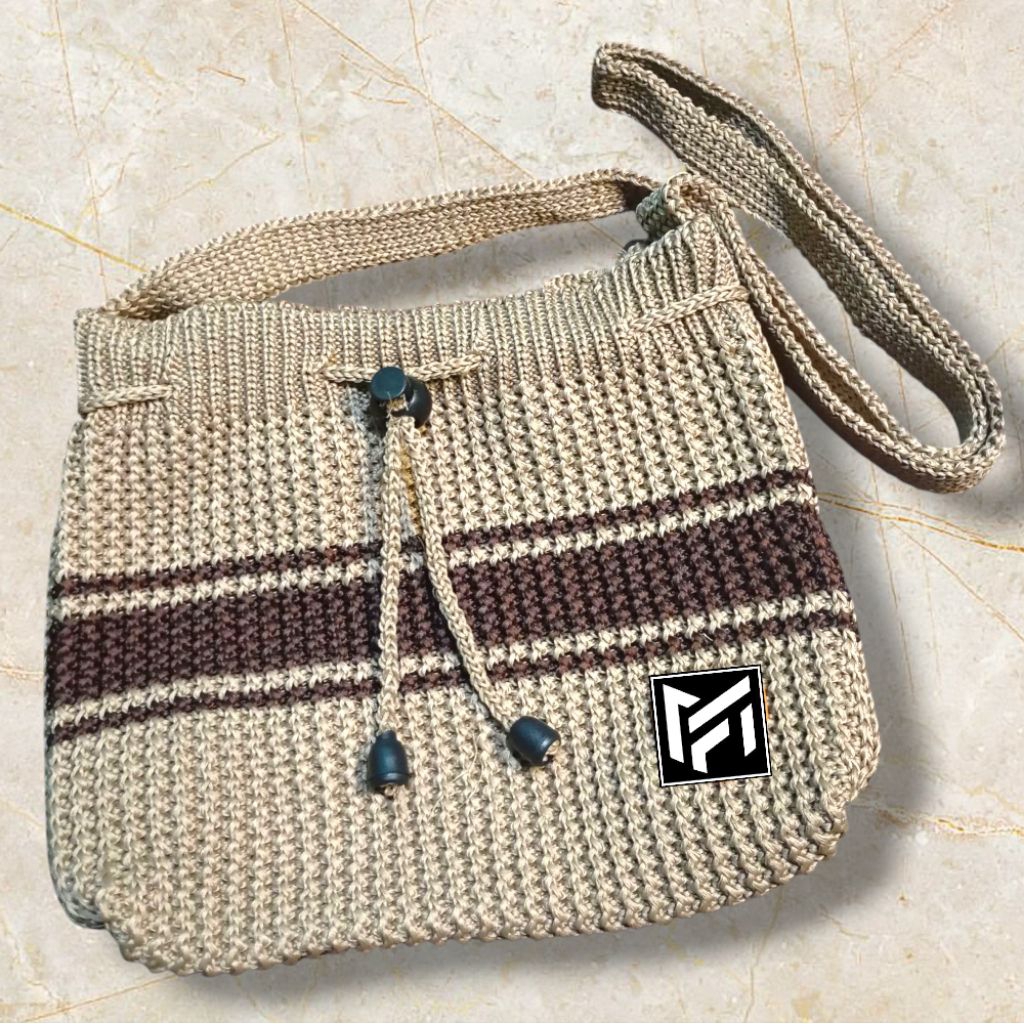 Tas Rajut Selempang Model Serut Lebar Muat Hp dan Dompet Motif Garis