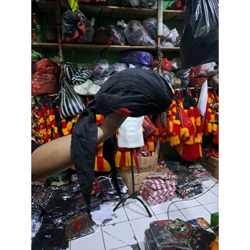 BLANGKON JOGJA KLIWIR HITAM SUMPING MERAH