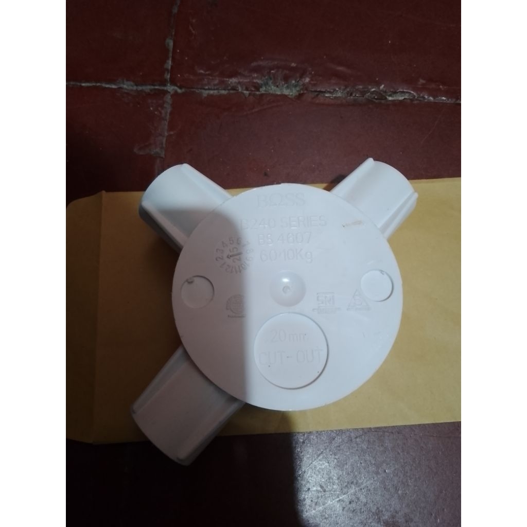 t dus cabang 3 ukuran 20mm Warna Putih Merk BOSS