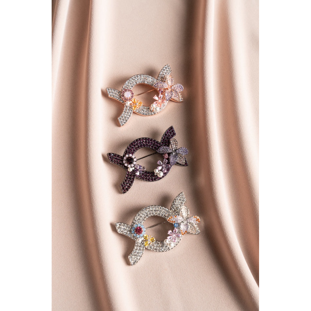 CLARA BROOCH WEARINGKLAMBY ORIGINAL KLAMBY