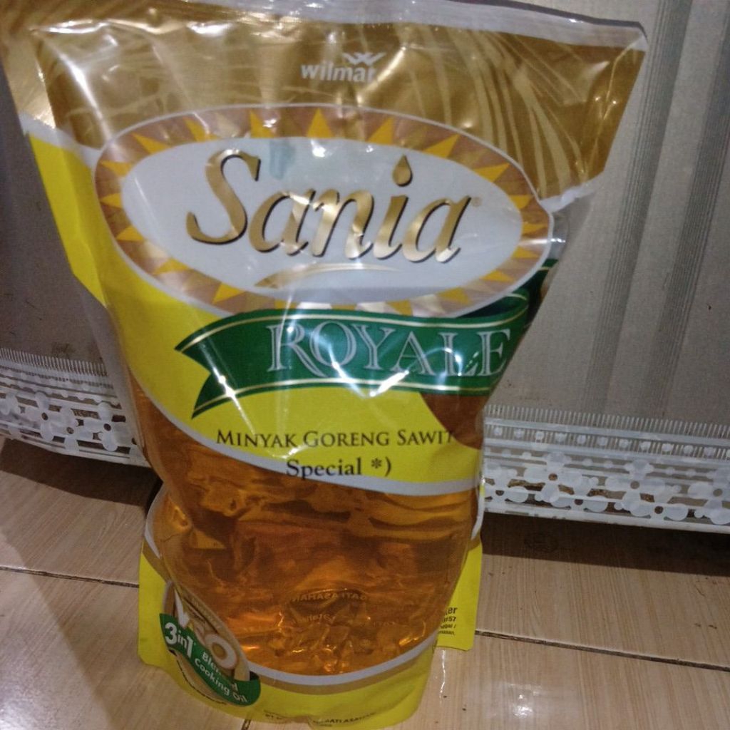 

Minyak goreng spesial Sania Royal kemasan 2L
