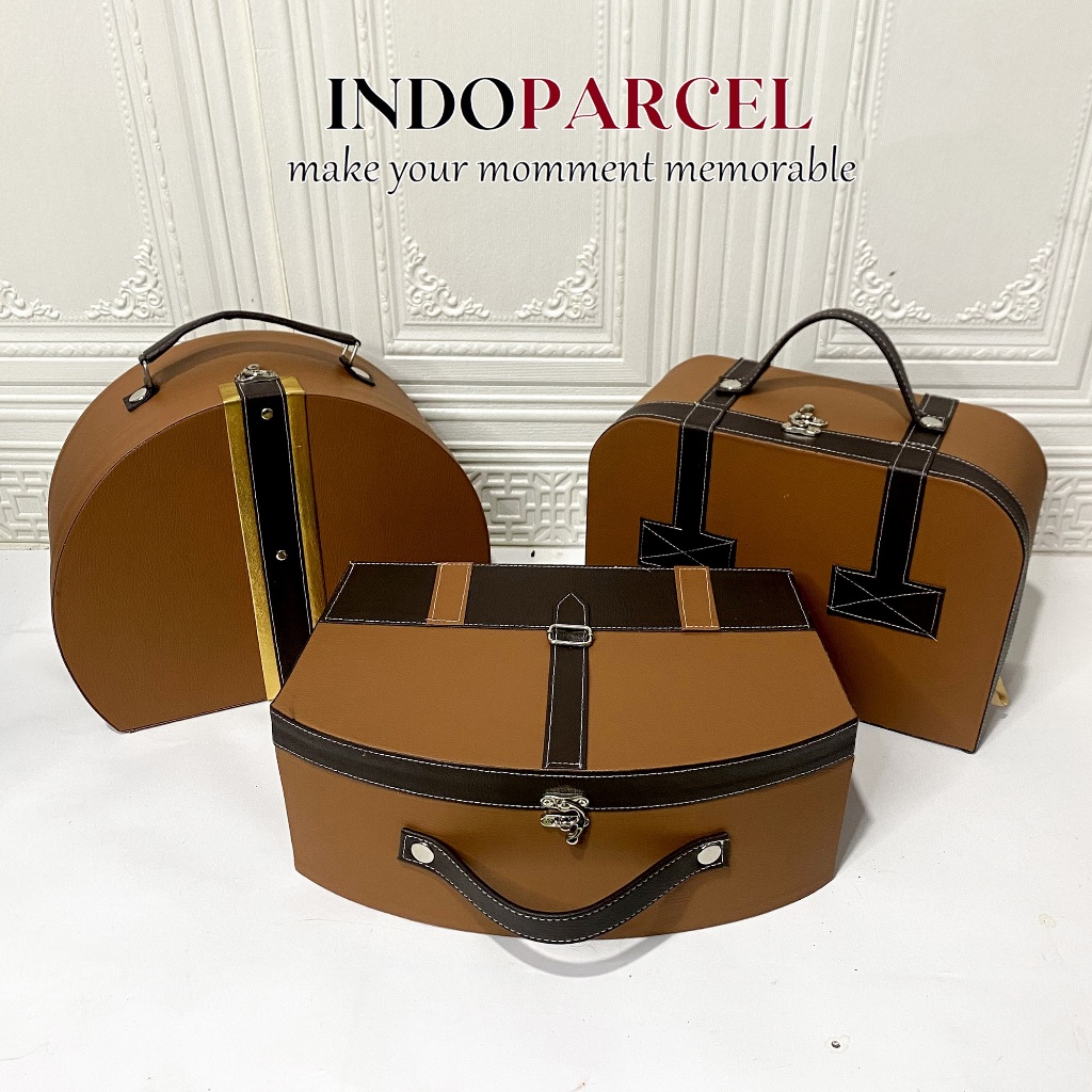 

INDOPARCEL - Regalia Case Gift Box Koper 3 Variasi Model Kombinasi Coklat Tua Tas Hantaran Serbaguna Tas Box Hampers Bentuk Koper Antik Full Kulit Sintetis