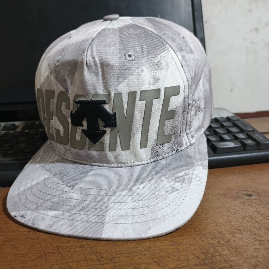 TOPI SNAPBACK BRAND DESCENTE