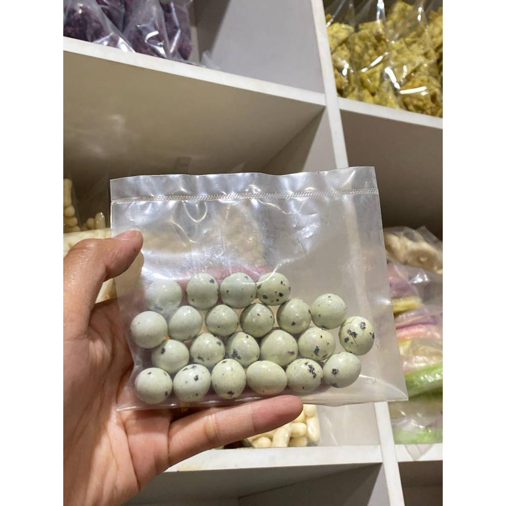 

coklat chaca telor isi kacang serba 7000