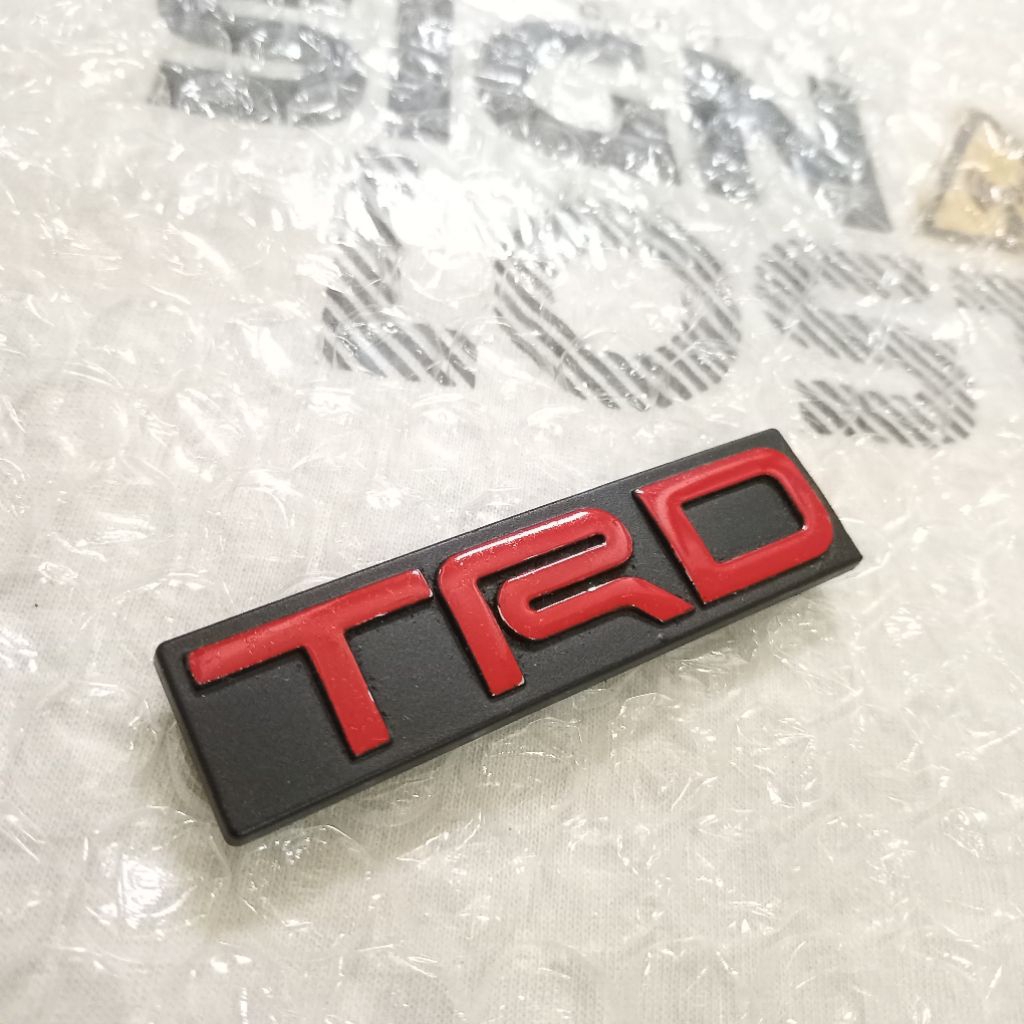 emblem logo tulisan TRD grill depan toyota fortuner , rush new original.