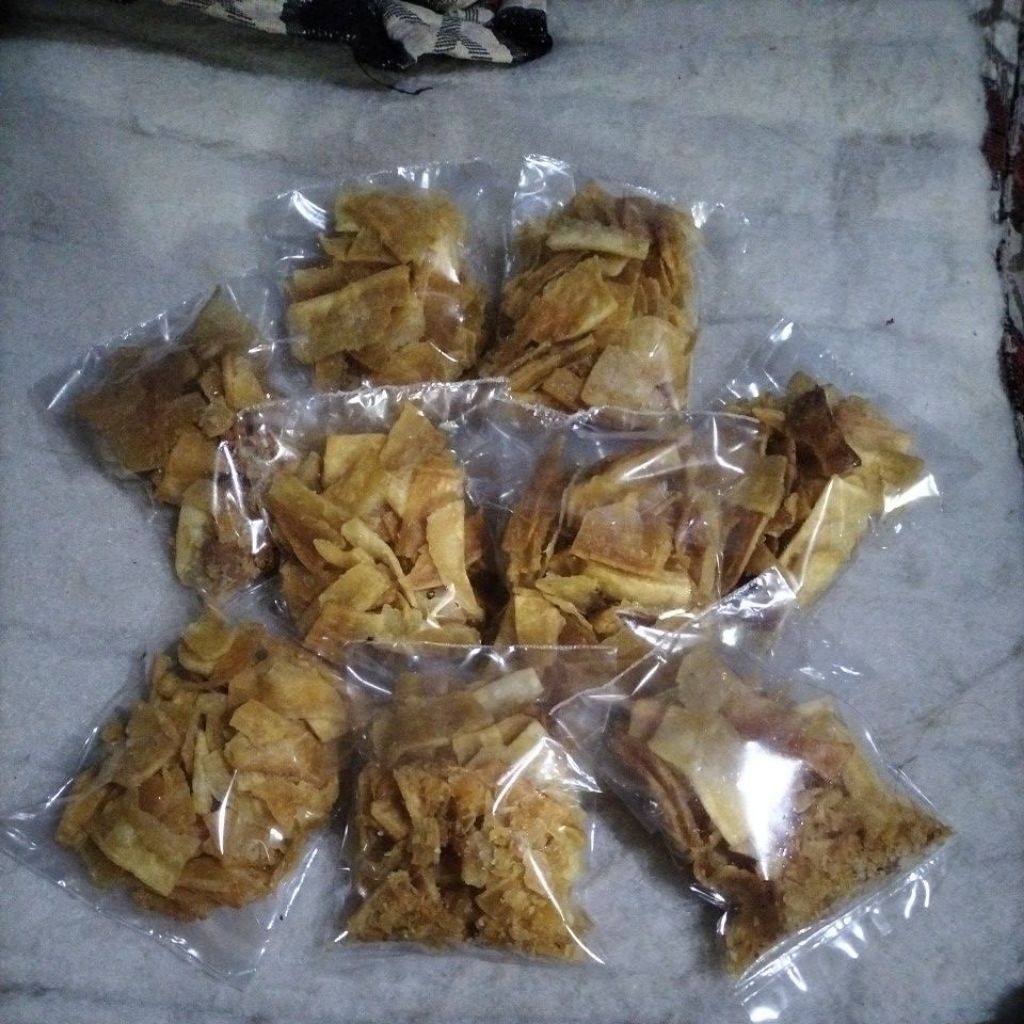 

kerupuk ubi ada yang pedas dan asin