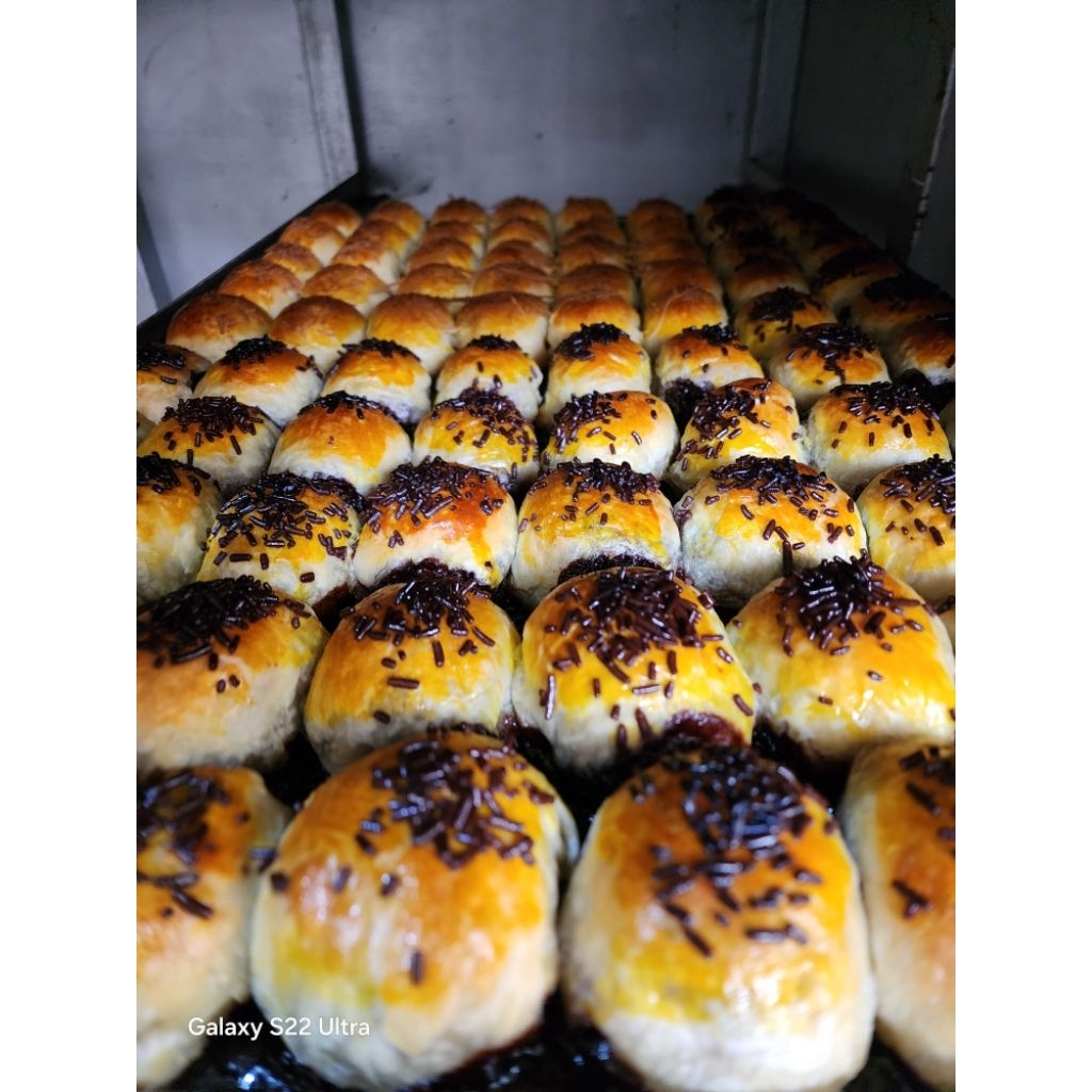 

bollen pisang coklat dan pisang keju#bollen#pastry#anekapastry#roti#kuepisang#oleholeh#bollenbandung#kuebollen#kuepisang