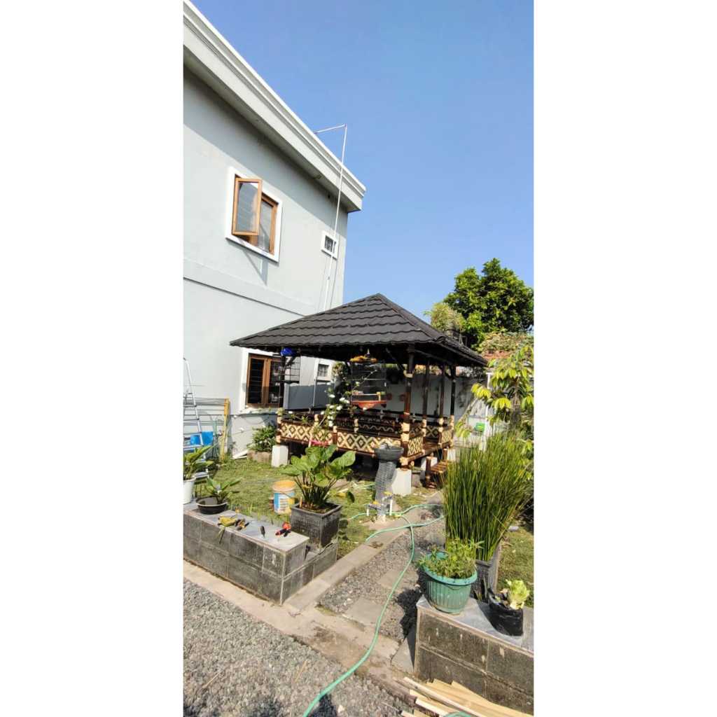 Saung bambu hitam atap genteng metal