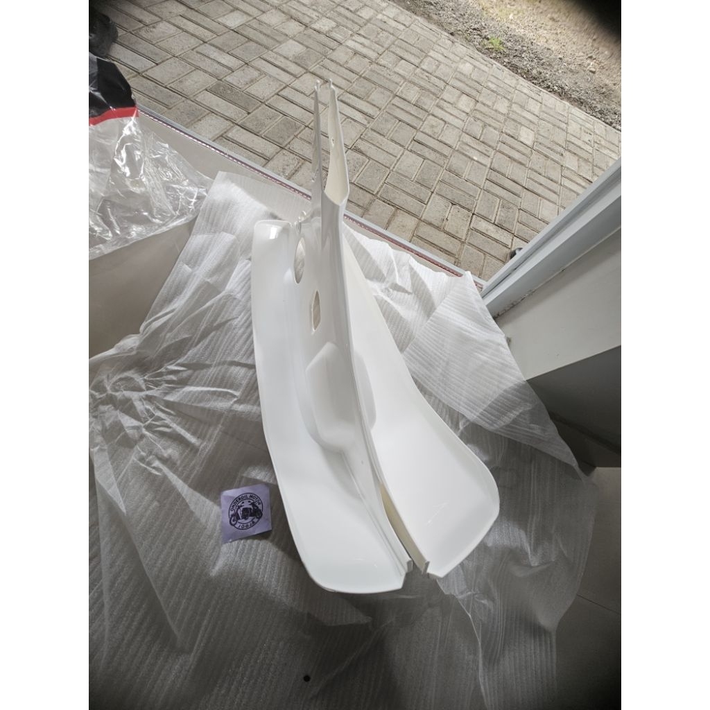 Legshield Luar Motor Grand Putih merek Tenshi