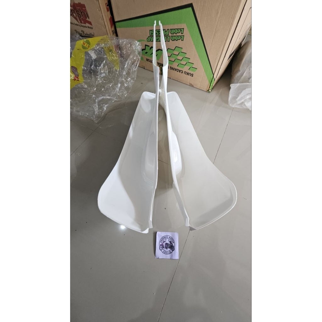 Legshield Luar Motor Grand Putih merek WIN