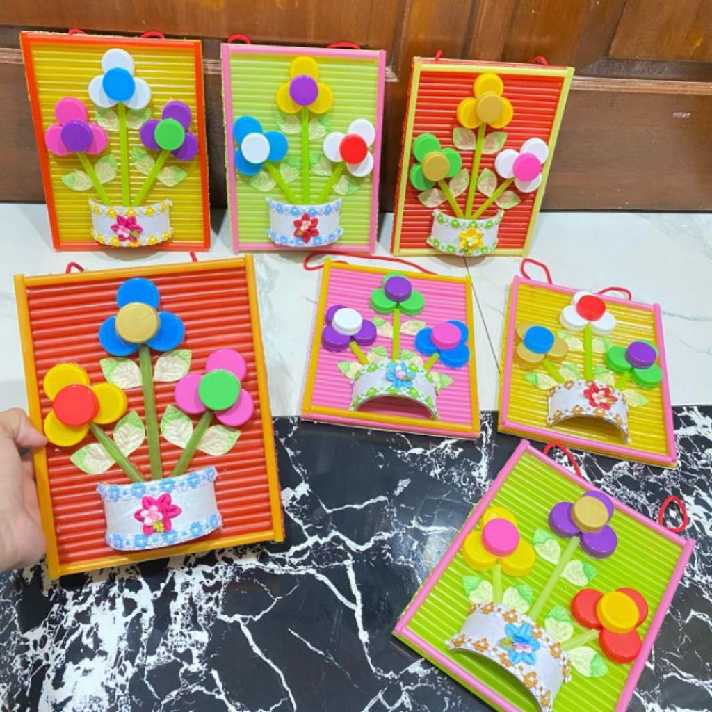 

prakarya kerajinan daur ulang hiasan dinding dari tutup botol dan sedotan