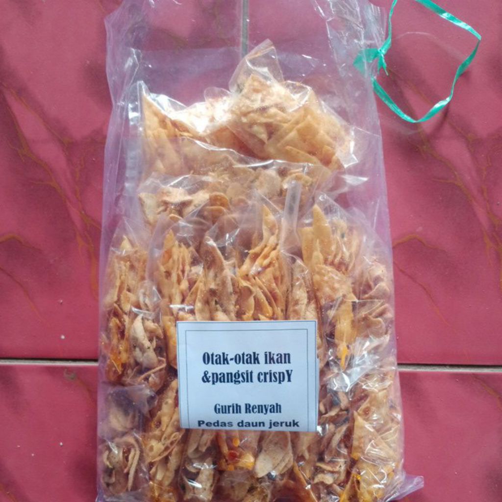 

Otak-otak ikan dan pangsit krispi