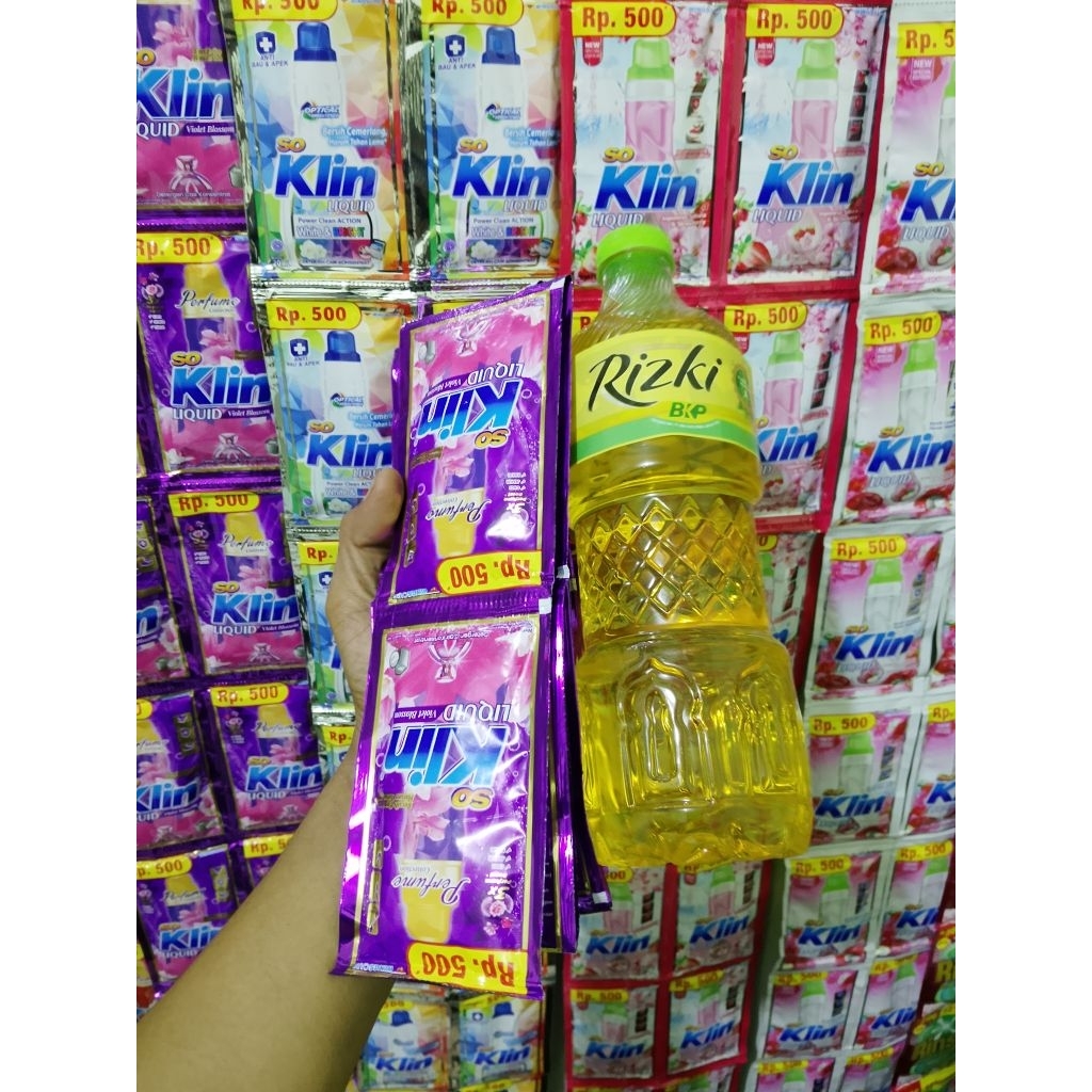 

PAKET HEMAT minyak goreng + soklin liquid 1 renteng (12PCS)