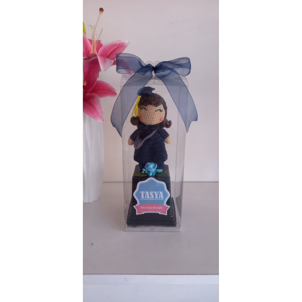 boneka wisuda rajut