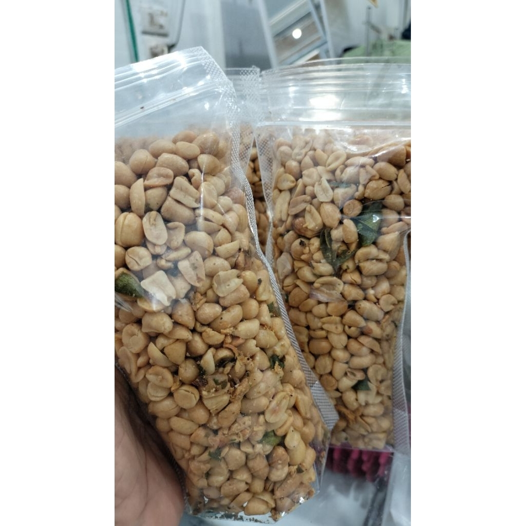 

500gr KACANG BAWANG EXTRA DAUN JERUK CEMILAN VIRAL ENDULITA MAKANAN ENAK GURIH