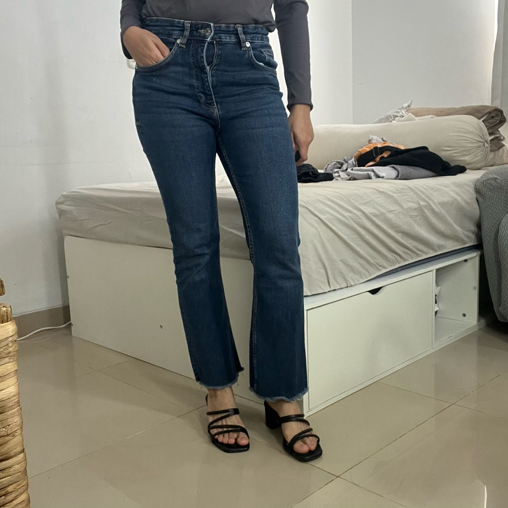 Zara Mid-Rise Crop Flare Leg Jeans / Celana Cropped Jeans - 38 / Dark Denim