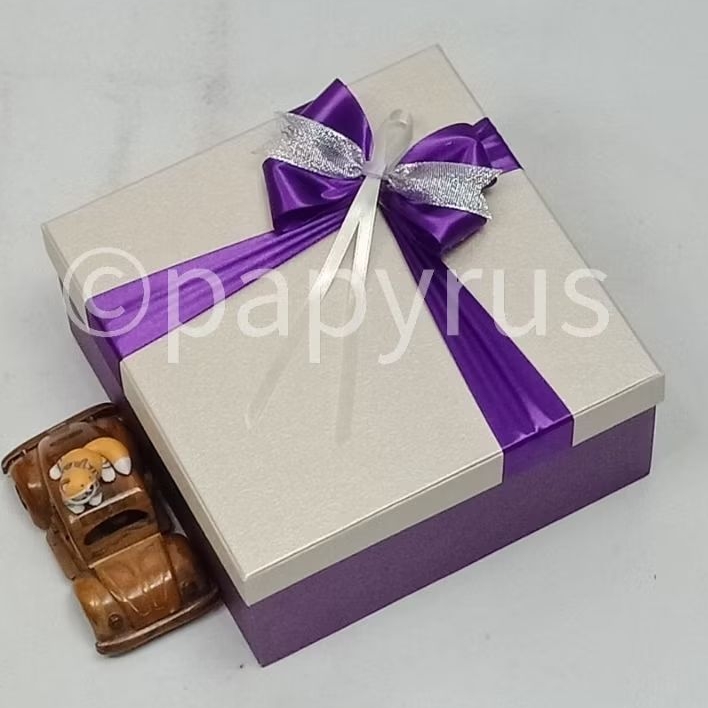 

PAPYRUS Kombinasi 22,5x22,5 Tinggi 10cm Kotak Kado Gift Box Hardbox Hampers V3