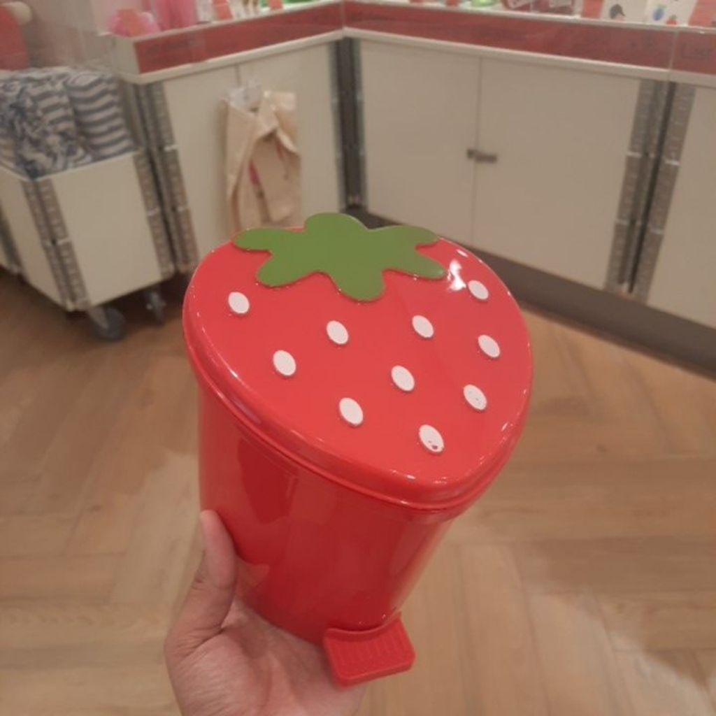 TEMPAT SAMPAH STRAWBERRY