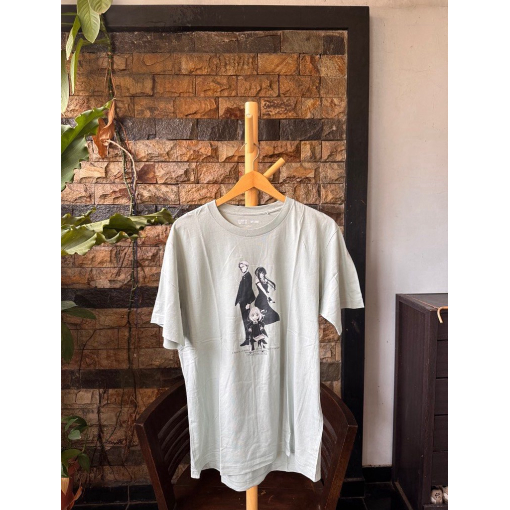 OFFICIAL MERCHANDISE KAOS SPY X FAMILY UNIQLO