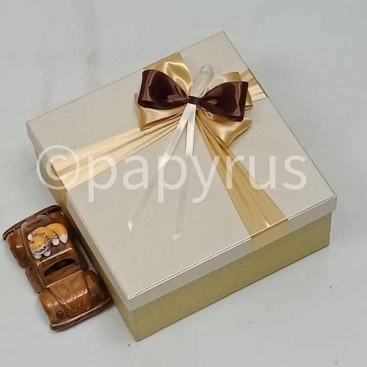 

PAPYRUS Kombinasi 22,5x22,5 Tinggi 10cm Kotak Kado Gift Box Hadiah V3