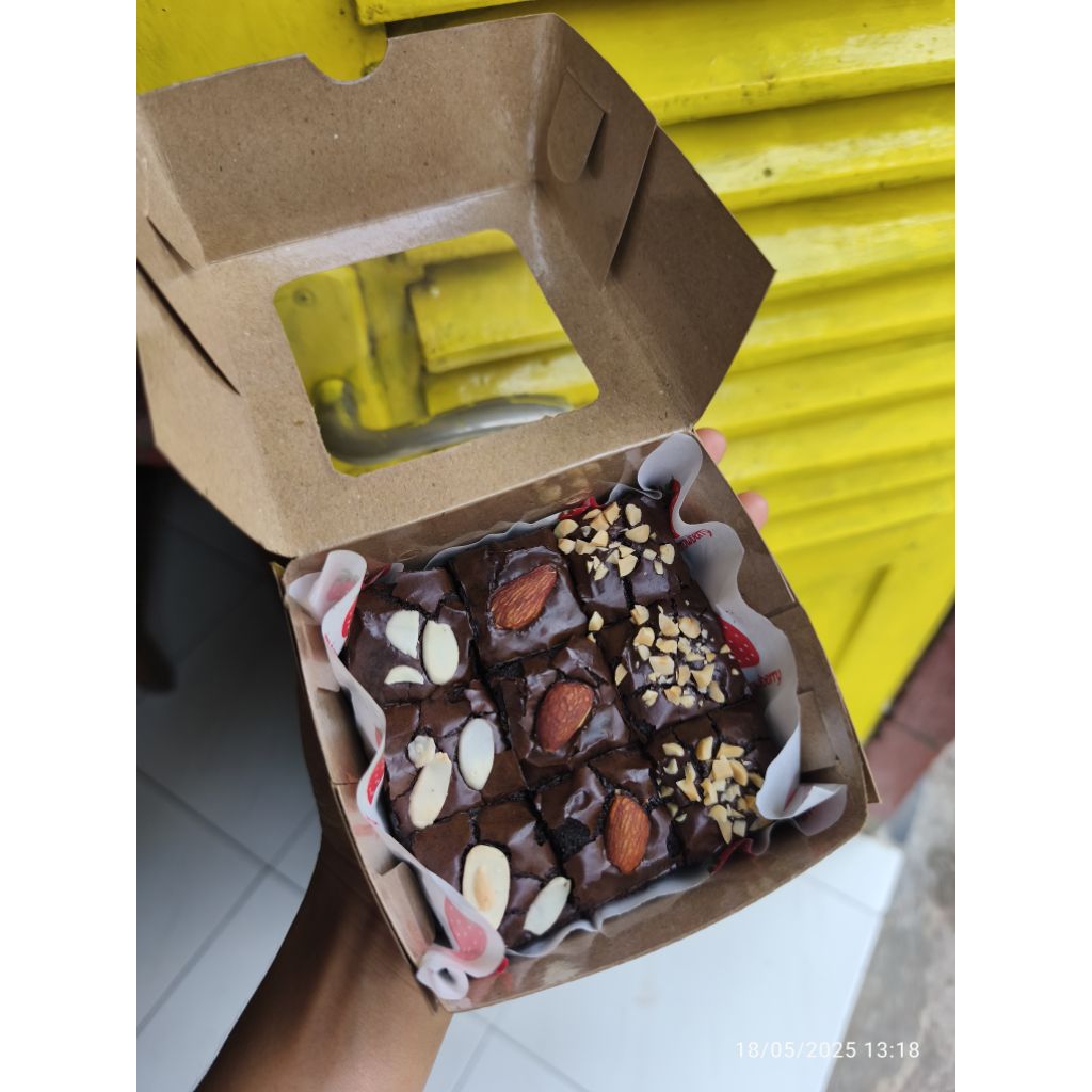 

Fudgy brownies s ukuran 10X10cm