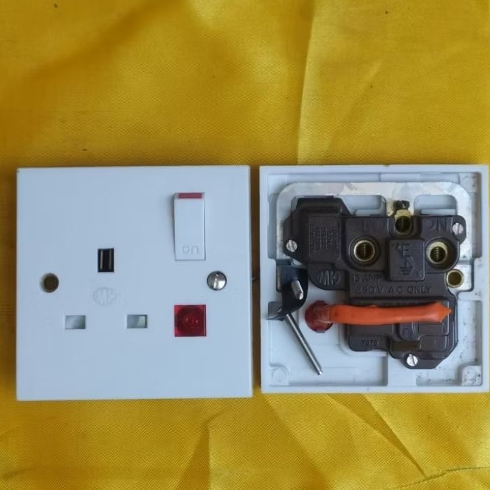 Stop kontak AC / Kaki 3 + Lampu MK 2657 S2 putih outbow