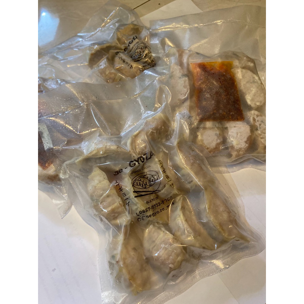 

ae-GYOZA frozen 1 pack isi 10 include chili oil (dimsum,camilan)