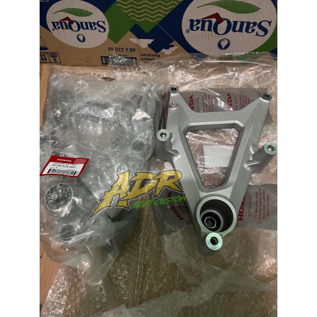 52100 K2S N00 swing arm Assy Vario 160 CBS, original honda
