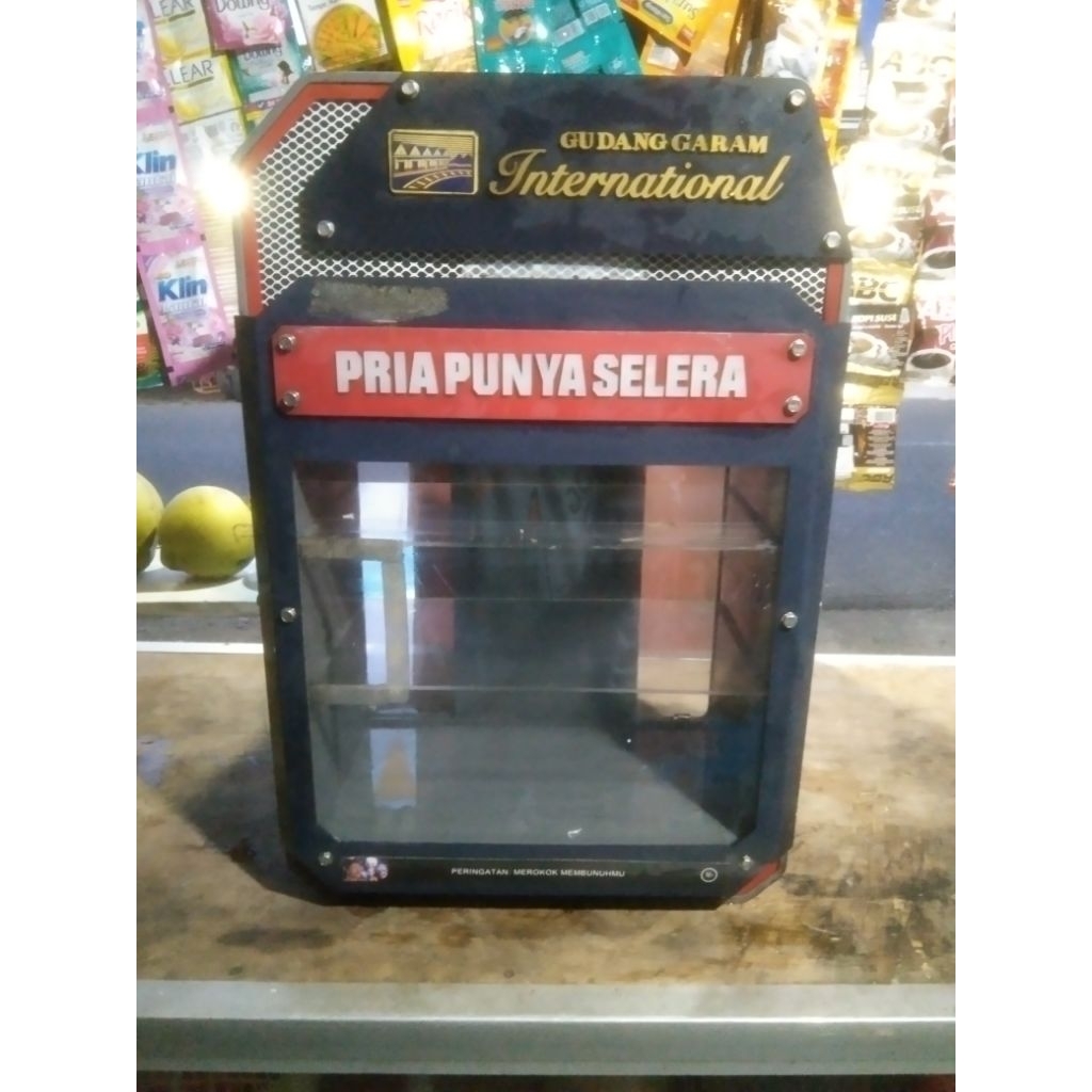 etalase  rokok  bekas