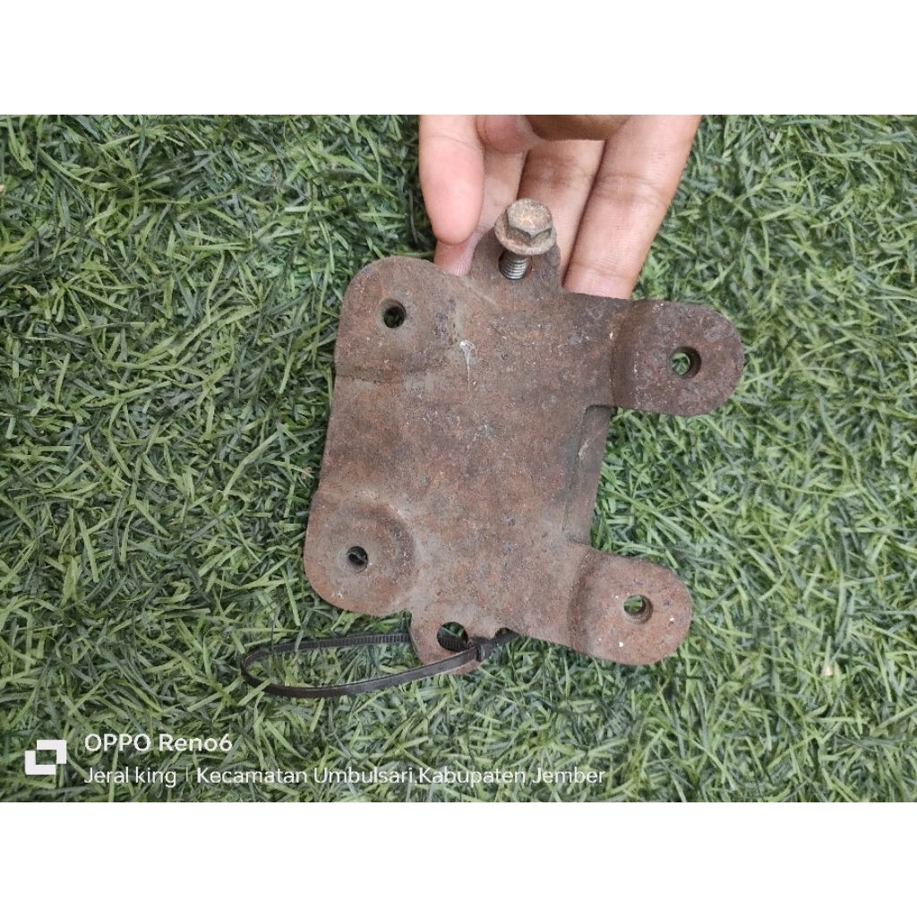 breket braket slebor depan spakbor Yamaha Yt115 original