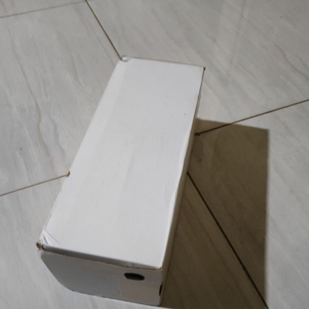 

Kotak kardus Sepatu bekas