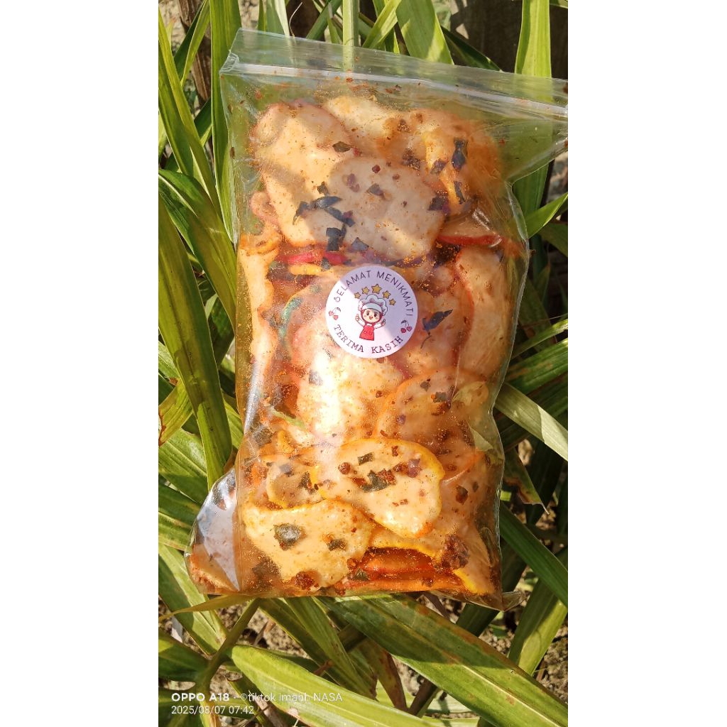 

kerupuk bibir kerupuk seblak kering bantet renyah gurih pedas dan rasa daun jeruk nya terasa banget pokoknya enak pollll harga 5000