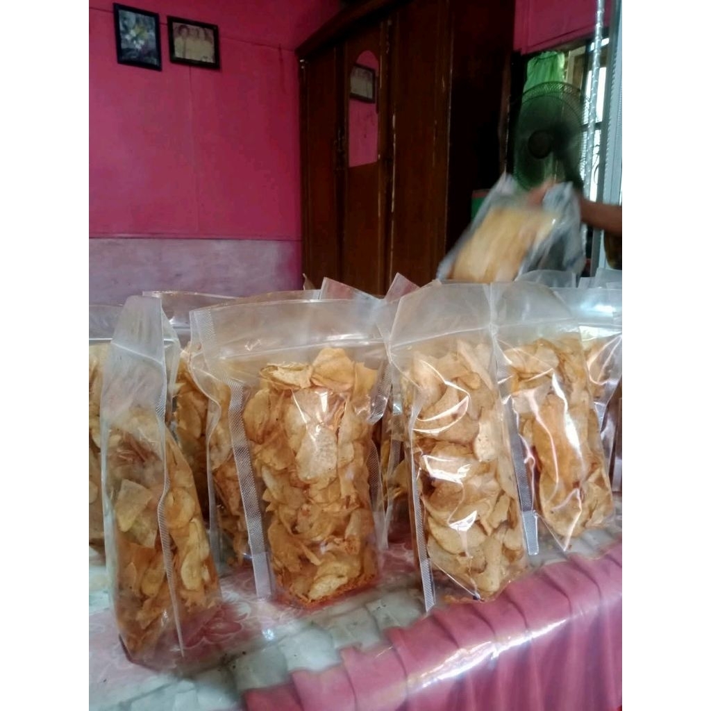 

keripik keladi asli buatan lokal tanpa bahan pengawet dan penyedap buatan di jamin halal 100%