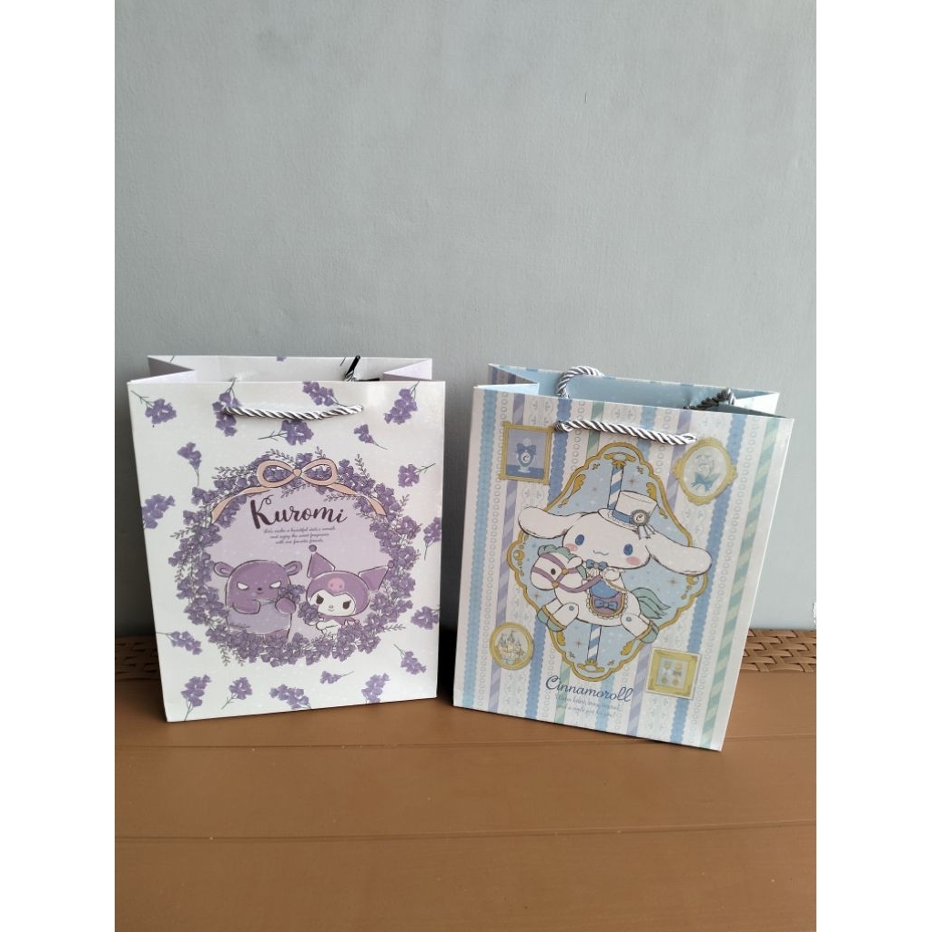 

Tas Souvenir Goodie Bag Paperbag Kado Portrait Berdiri Karakter Sanrio Melody Kuromi Pocca Kilap