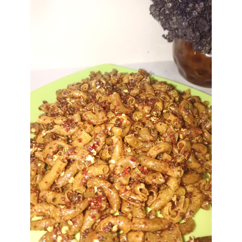 

makaroni bantet, pedas gurih daun jeruk nya berasa,tidak pelit bumbu