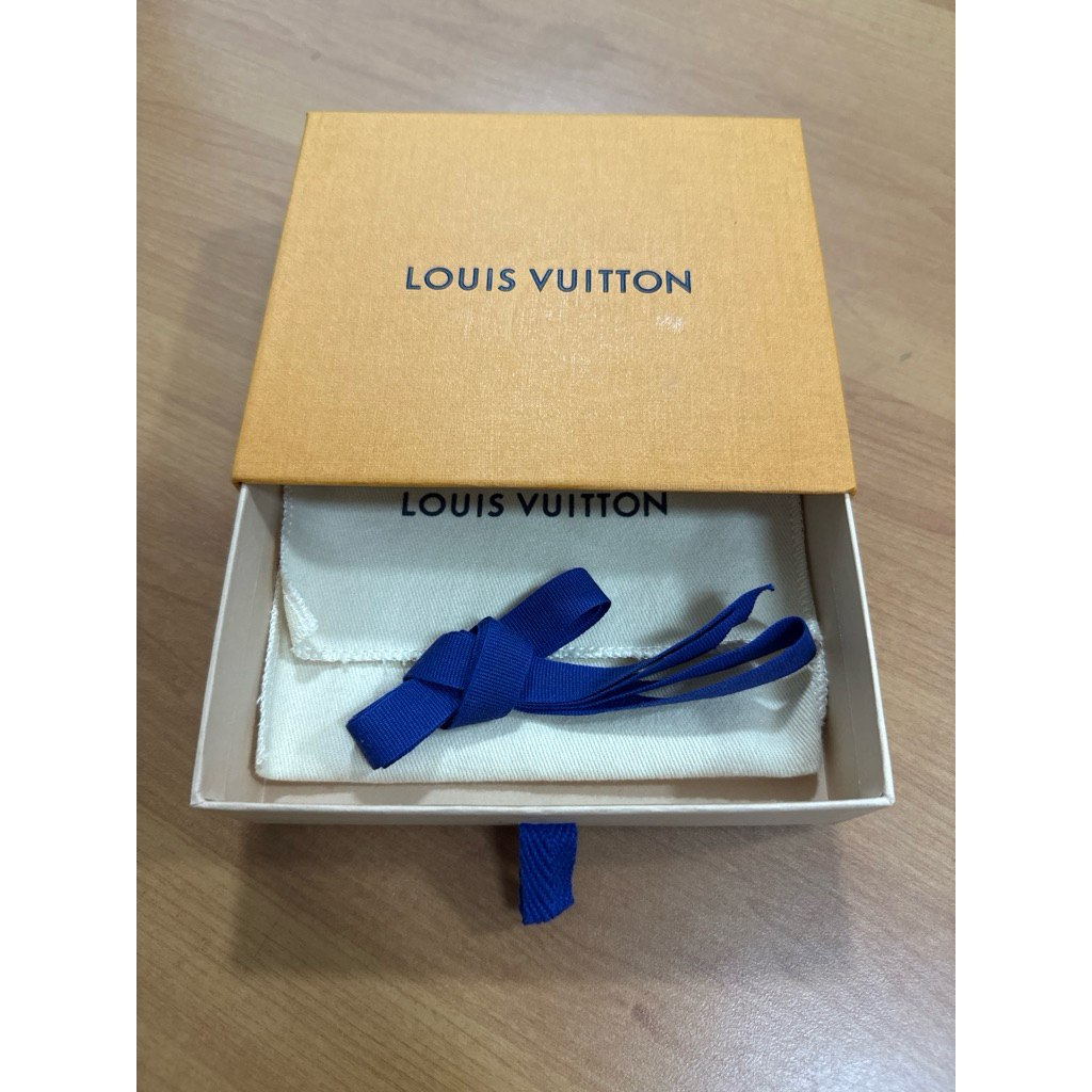 

preloved kotak box LV + dustbag original store size 15x13x4cm