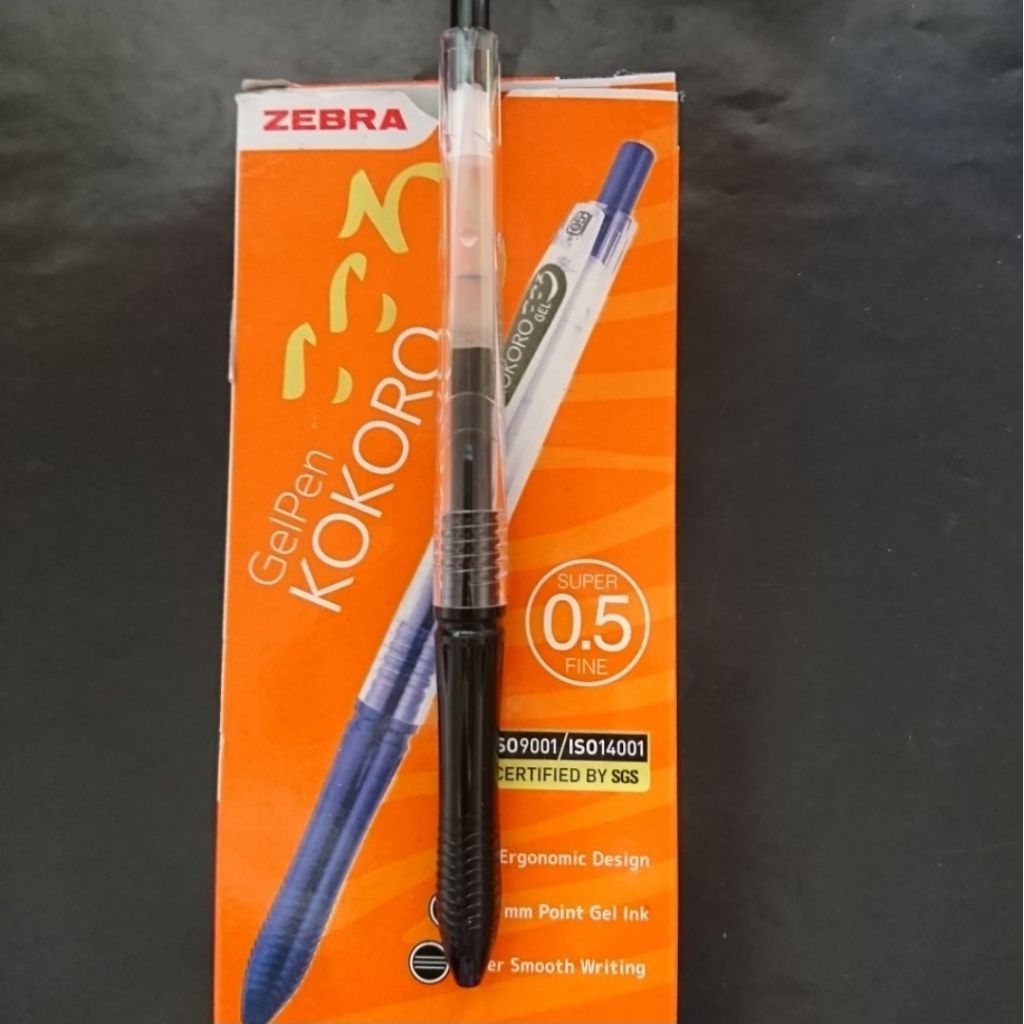 

PULPEN ZEBRA Kokoro Warna Hitam Gel Ink 0.5mm Super Fine 1 Box Isi 12 Pcs Ergonomis & Menulis Lancar